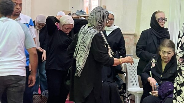 نجلاء فتحي في جنازة ابنتها الراحلة 