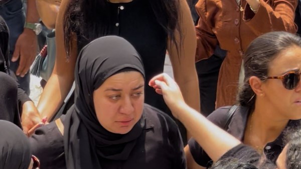 زوجة محمد التاجي في جنازته 