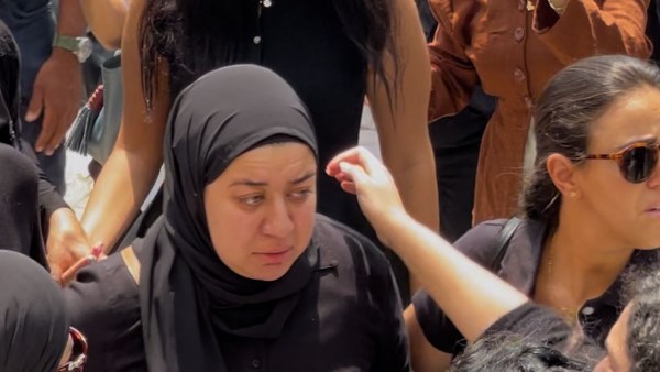 ابنة الفنان الراحل محمد التاجي في جنازته 