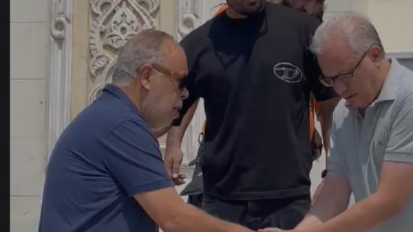 أشرف زكي ومجدي بدر في جنازة محمد التاجي 