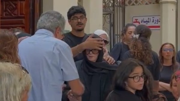 ابنة ياسمين النجار في جنازة والدتها 