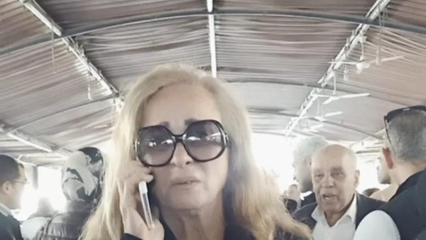 نجلاء فتحي في جنازة ابنتها الراحلة 