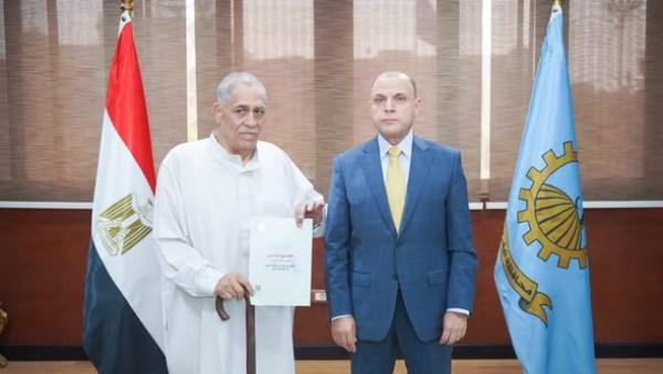 محافظ الغربية يُسلّم 4 عقود تقنين لأراضي أملاك الدولة 