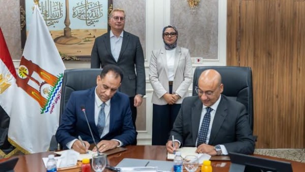 جانب من التوقيع