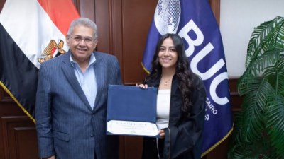  رئيس جامعة بدر يكرم الطالبة جومانا