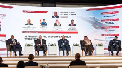 وزير الطيران المدني يشارك في منتدى «Aerospace Future Technology Symposium».