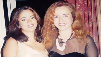 الفنانة نجلاء فتحي وابنتها الراحلة ياسمين سيف أبو النجا 