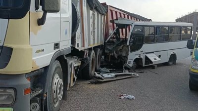  حادث تصادم أتوبيس وسيارة نقل