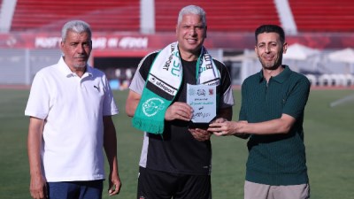 الاتحاد المصراتي يهدي وائل جمعة درع وعلم النادي