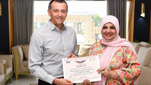 محافظ أسوان يكرم مديرة مدرسة عوض السيد الثانوية بنات لبلوغها سن التقاعد