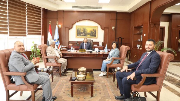 لقاء الدكتور وليد البرقي، محافظ البحر الأحمر، والدكتورة ماجدة حنا، نائب المحافظ، مع عماد عزيز، رئيس مجلس إدارة شركة باراديس للذكاء الاصطناعي