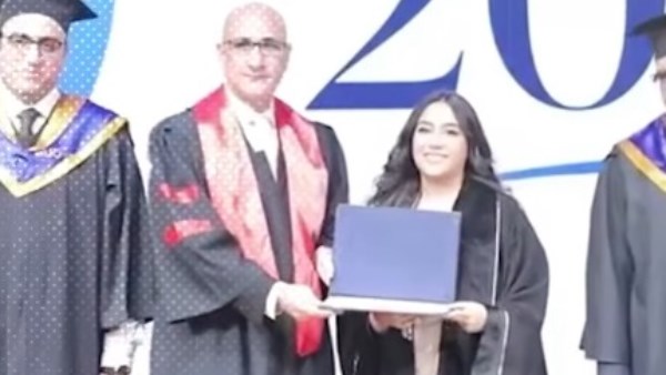 الطالبة والعميد