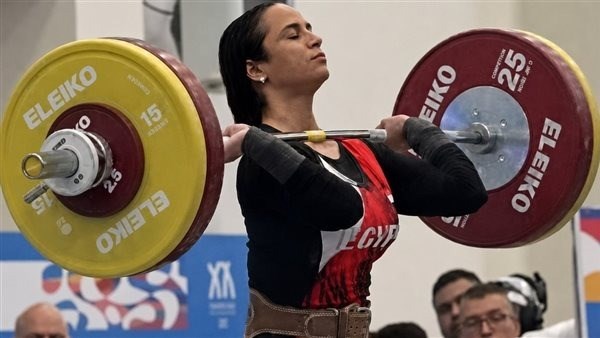 نورا عصام لاعبة رفع الأثقال