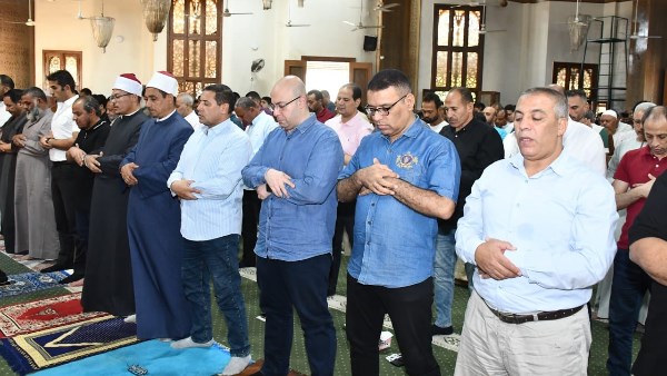 محافظ الفيوم يؤدي صلاة الجمعة بمسجد أبو داوود بكيمان فارس