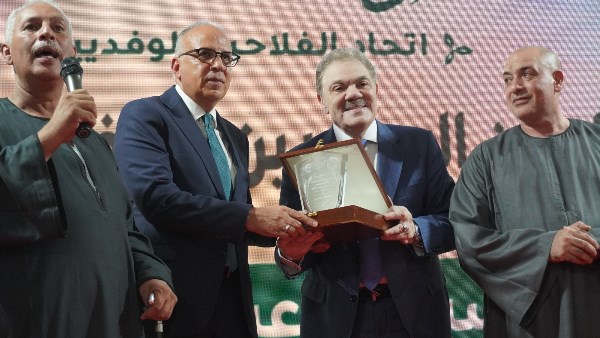 الوفد يكرم الدكتور هانى سويلم وزير الموارد المائية والري