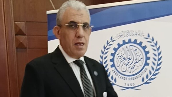 عادل عبدالجليل رئيس نقابة العاملين بالجمارك والضرائب 