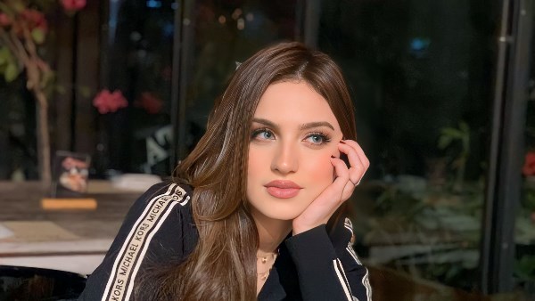 الإعلامية ياسمين عز