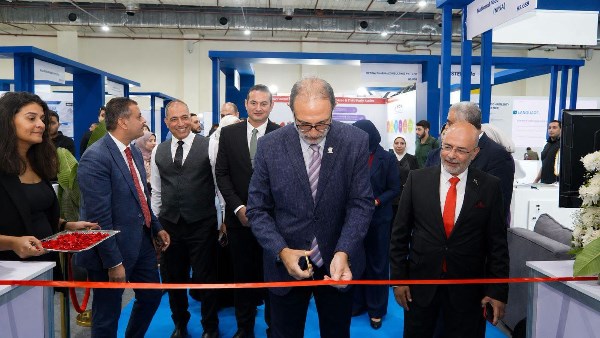 رئيس هيئة سلامة الغذاء يفتتح جناح المكملات الغذائية في «Pharmaconex 2026»