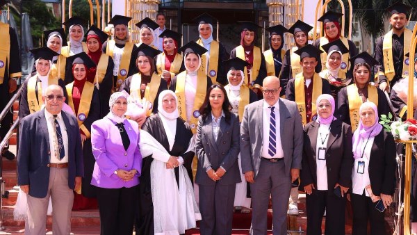 جانب من احتفالية تخريج الدفعة الأولى من معهد الدكتورة عبلة الكحلاوي الثانوية الفنية للتمريض