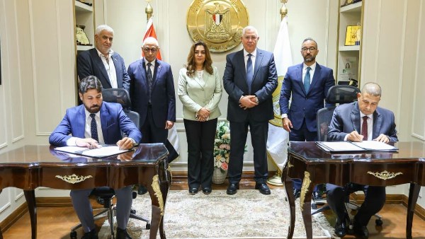 جانب من  توقيع العقود