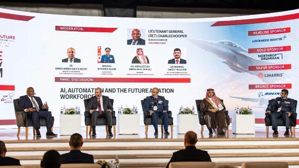 وزير الطيران المدني يشارك في منتدى «Aerospace Future Technology Symposium».