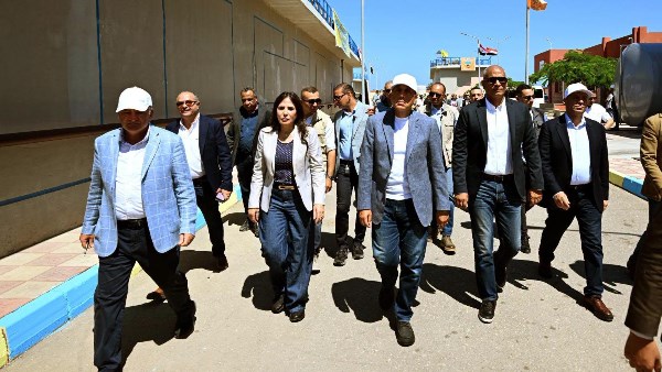 رئيس الوزراء يتفقد محطة معالجة صرف صحي بلطيم 