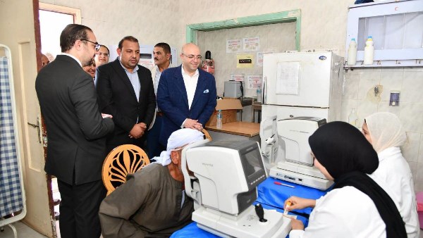  رئيس الوزراء يستعرض نتائج قافلة طبية بالفيوم