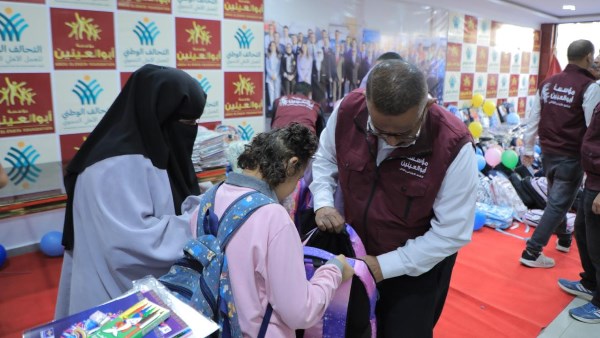  مؤسسة أبو العينين توزع الحقائب والأدوات المدرسية على الفئات المستحقة