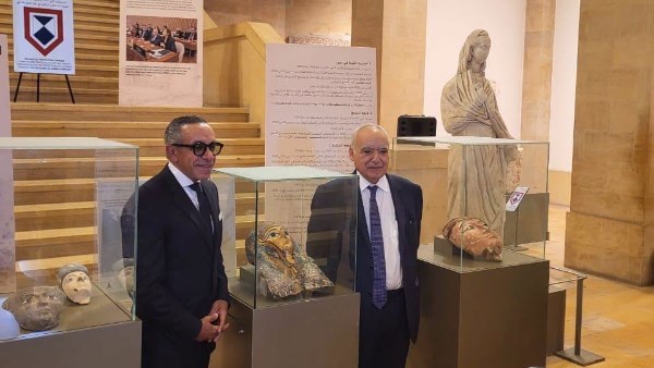 سفير مصر لدى بيروت يتسلم القطع الأثرية