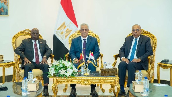 "جمبلاط" يستقبل وزير الدولة الانجولي لبحث أوجه التعاون المشترك