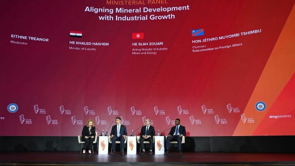  وزير الصناعة يشارك في جلسة «مواءمة تنمية الموارد المعدنية مع النمو الصناعي» 