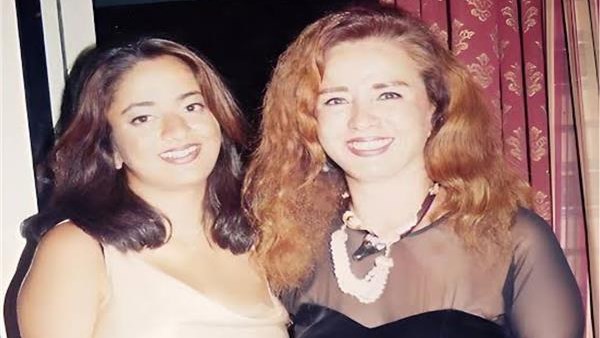 الفنانة نجلاء فتحي وابنتها الراحلة ياسمين سيف أبو النجا 