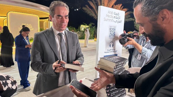 أحمد المسلماني يوقع كتابه "قريبا من التاريخ" 