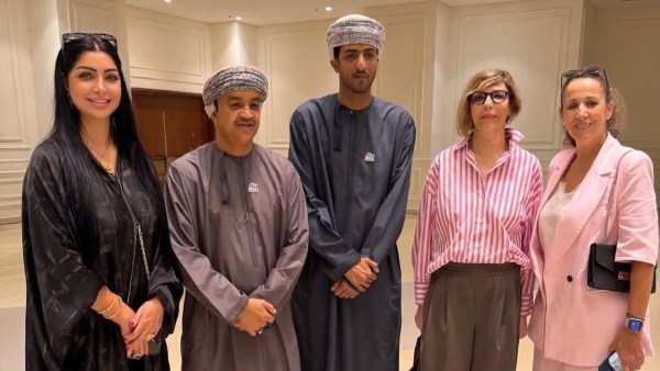 كلوديا حنا   مع محافظ ظفار ورئيس المهرجان عمار عوبد غواص والمخرج مازن الغرباوي