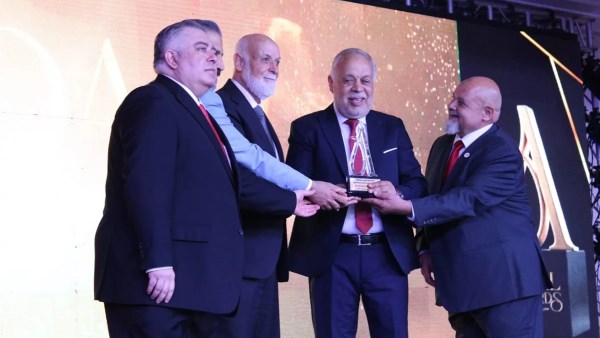 تكريم أشرف زكي من مهرجان «الأفضل في بيروت»