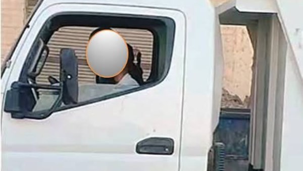 رصد طفلة تقود سيارة نظافة بكوم أمبو