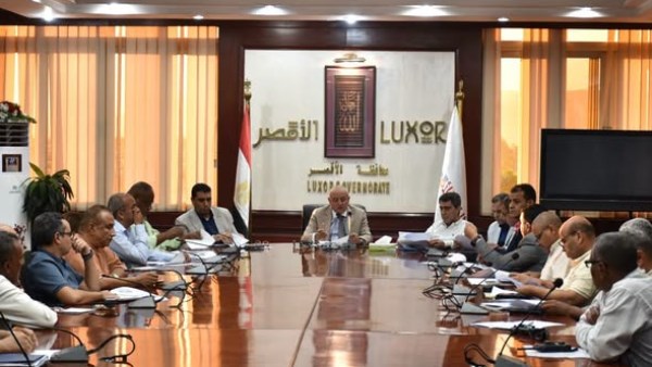 محافظ الأقصر يبحث مستجدات تقنين أراضي أملاك الدولة 