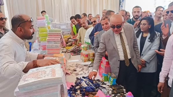 محافظ الأقصر يفتتح أول معارض «أهلًا مدارس»  