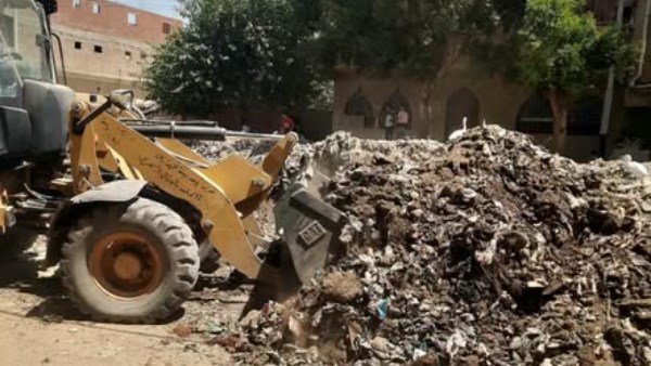استمرار رفع نواتج تطهير الترع والمصارف داخل قري أسيوط