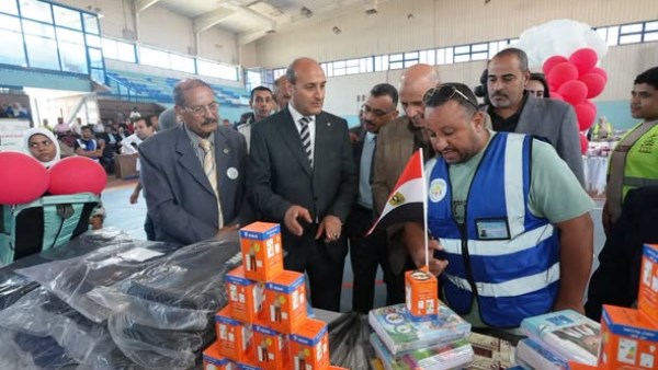 محافظ أسيوط يشهد توزيع 1000 حقيبة مدرسية 
