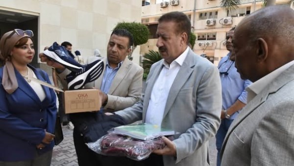 محافظ بورسعيد يتابع تجهيز 400 زي مدرسي