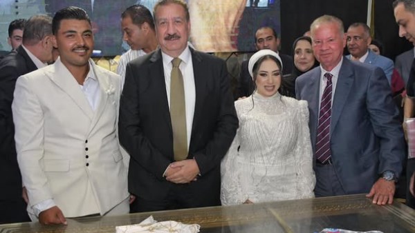 اللواء إبراهيم أبو ليمون، محافظ بورسعيد يشارك غحدي عرائس المحافظة اليتيمات