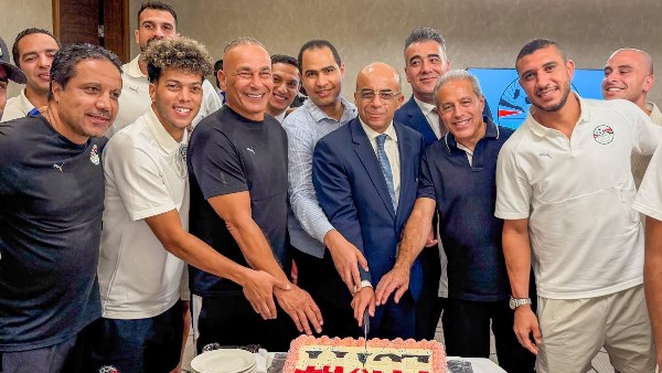 تهنئة لاعبي منتخب مصر