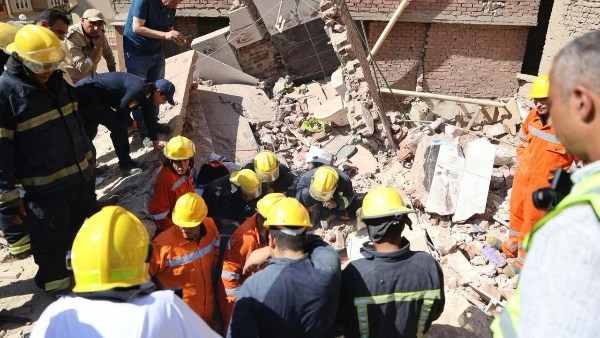  انهيار عقار مكون من 4 طوابق بمنطقة عزبة شاهين