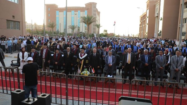حفل تخرج دفعة جديدة من طلاب جامعة القاهرة الجديدة