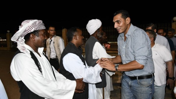 وزير الشباب والرياضة ومحافظ البحر الأحمر يلتقيان شيوخ القبائل 