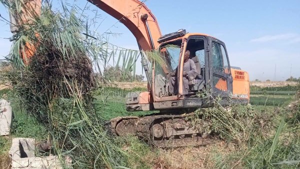 أعمال تطهير الترع والمصارف بالأقصر