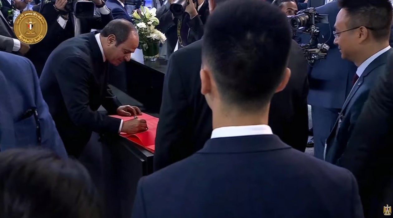 Screenshot_717_1731_105041 حصريا بالصور لشئون البلاد_السيسي يوقع فى سجل جناح دولة الصين بمعرض مصر للطيران والفضاء