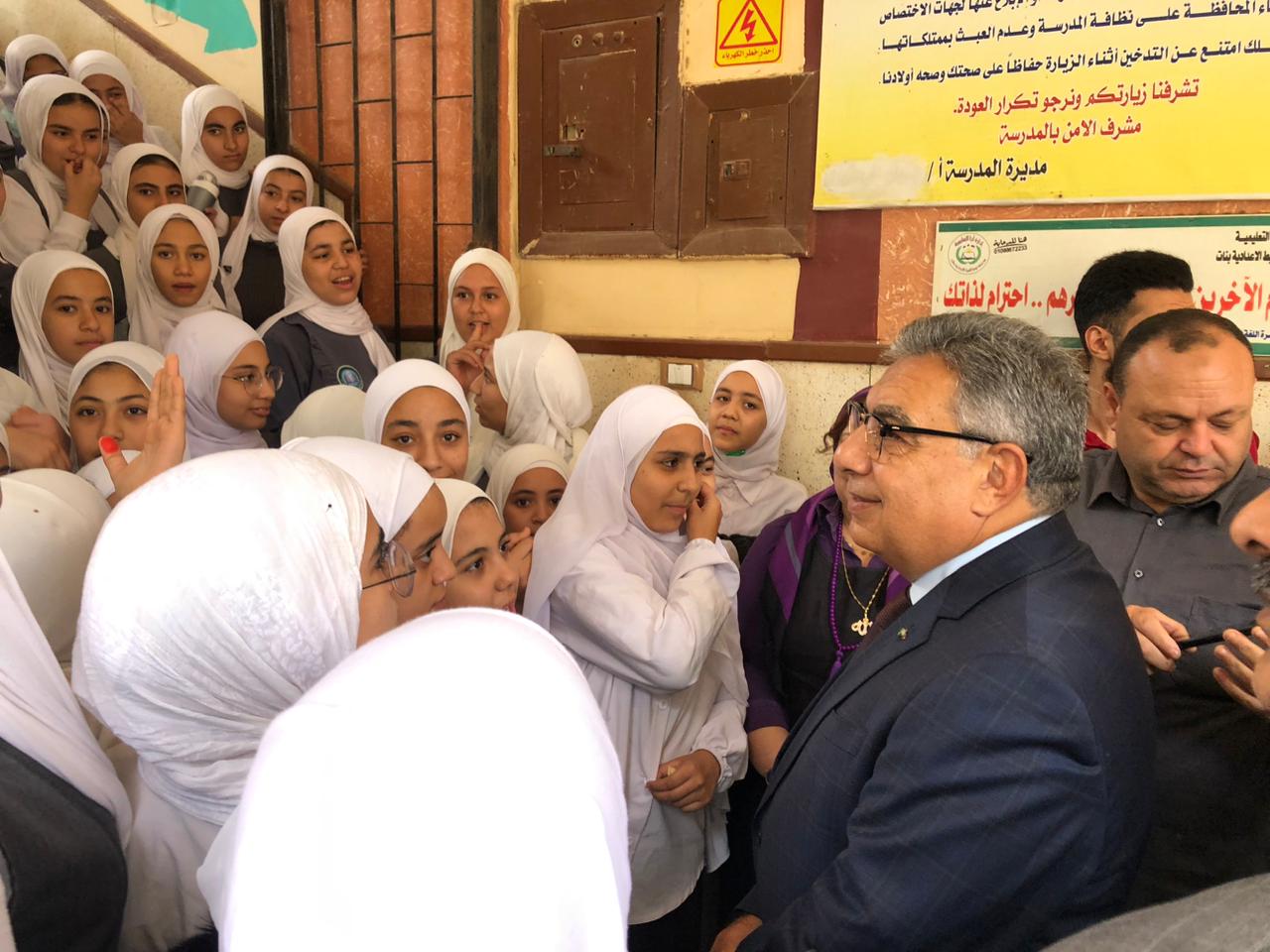 محافظ الدقهلية في زيارة مفاجئة لمدرسة نوسا الغيط الإعدادية بأجا لمتابعة ...
